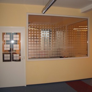 Пленка нарезанная плоттером на дверях и окнах